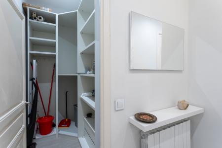 Apartamento en alquiler temporal con tres habitaciones y dos baños en Eixample