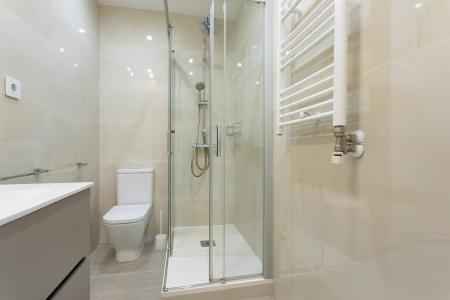 Apartamento en alquiler temporal con tres habitaciones y dos baños en Eixample