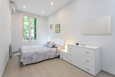 Apartamento en alquiler temporal con tres habitaciones y dos baños en Eixample