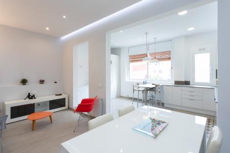 Apartamento en alquiler temporal con tres habitaciones y dos baños en Eixample