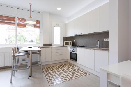 Apartamento en alquiler temporal con tres habitaciones y dos baños en Eixample