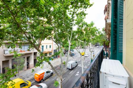 Apartamento en alquiler temporal con tres habitaciones y dos baños en Eixample