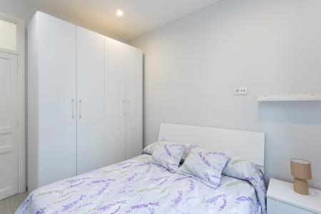 Apartamento en alquiler temporal con tres habitaciones y dos baños en Eixample