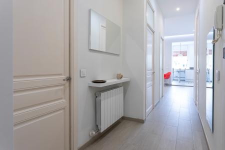 Apartamento en alquiler temporal con tres habitaciones y dos baños en Eixample