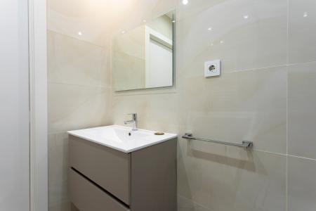 Apartamento en alquiler temporal con tres habitaciones y dos baños en Eixample