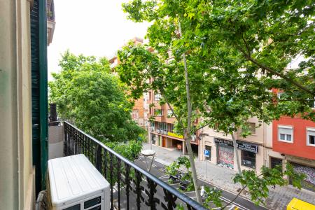 Apartamento en alquiler temporal con tres habitaciones y dos baños en Eixample