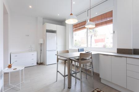 Apartamento en alquiler temporal con tres habitaciones y dos baños en Eixample
