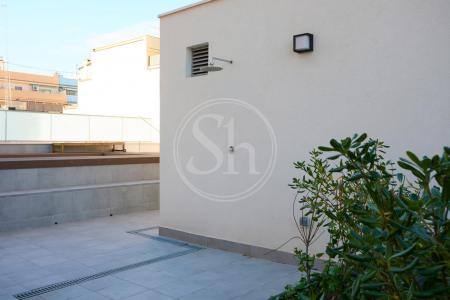 Apartamento en alquiler temporal con dos habitaciones, tres baños y terraza en Hospitalet