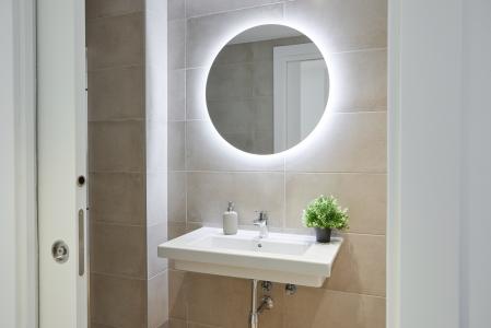 Apartamento en alquiler temporal con dos habitaciones, tres baños y terraza en Hospitalet