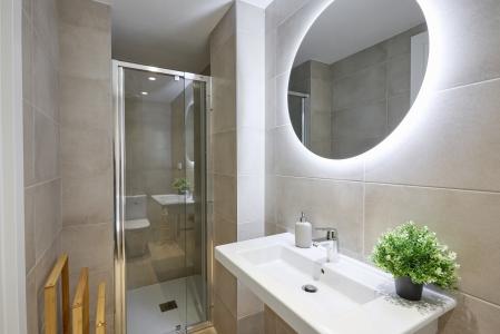 Apartamento en alquiler temporal con dos habitaciones, tres baños y terraza en Hospitalet