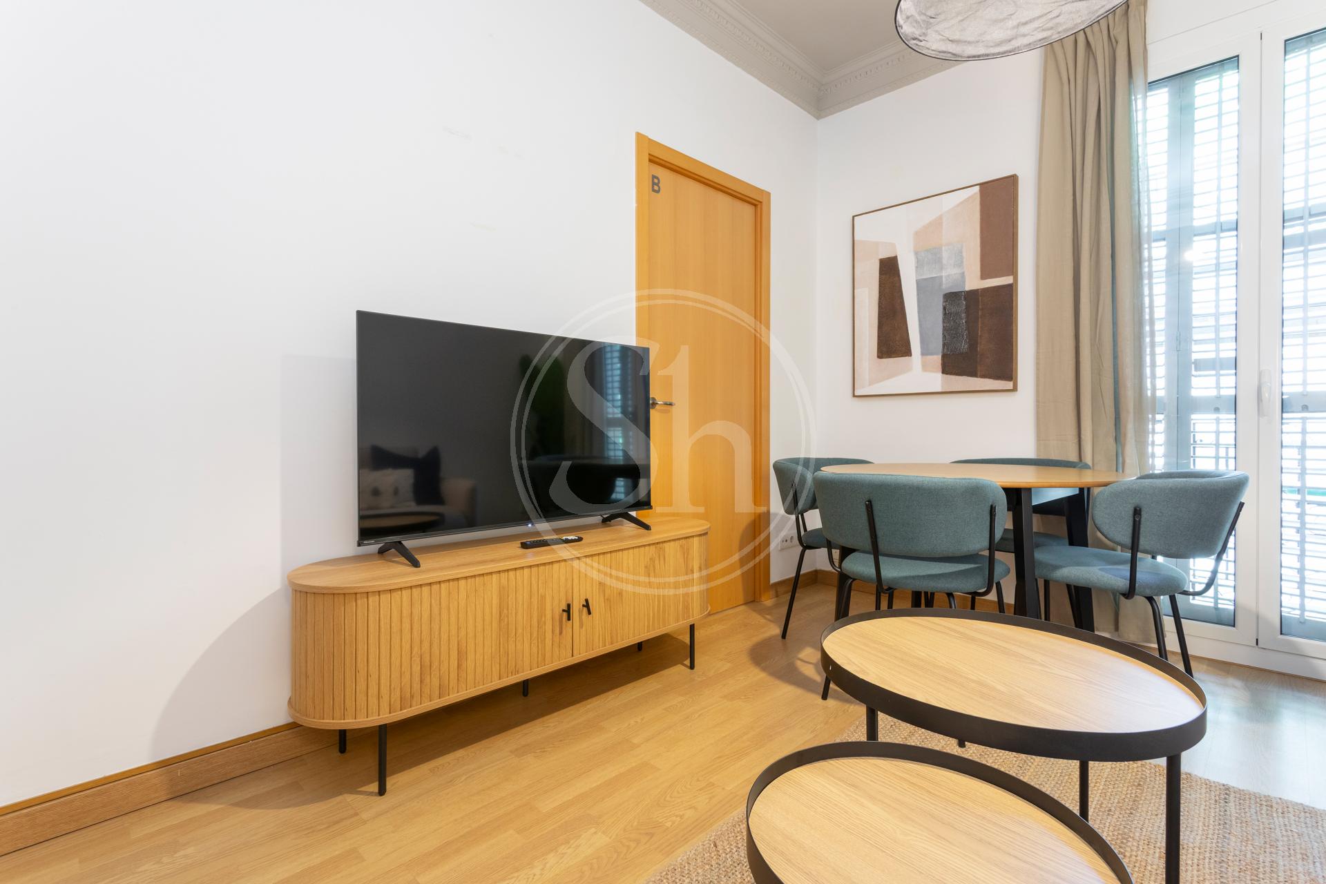 Apartamento en alquiler temporal con 2 habitaciones, despacho y balcón en Gràcia Nova