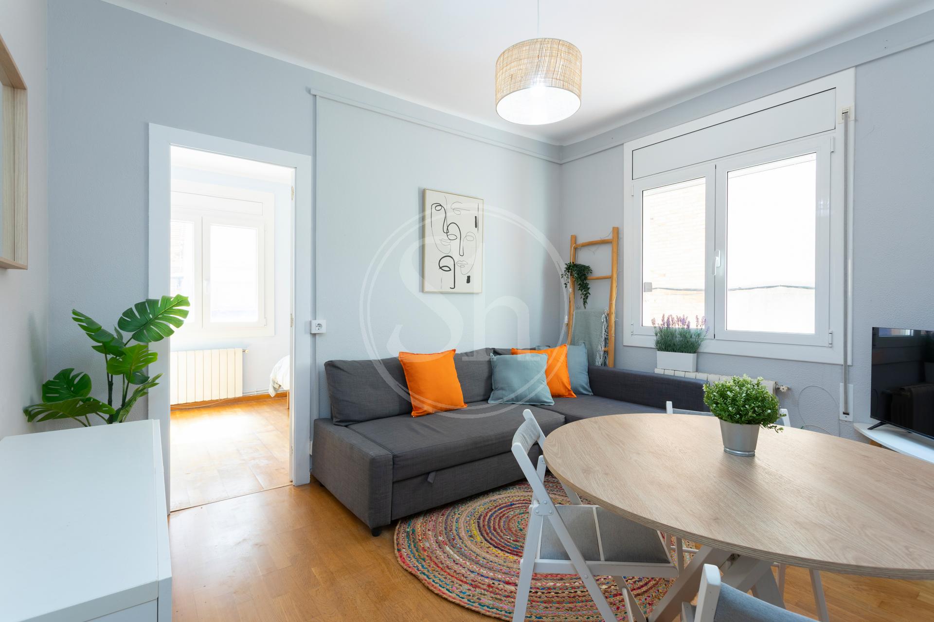 Apartamento en alquiler temporal con dos habitaciones dobles y vestidor en Gràcia