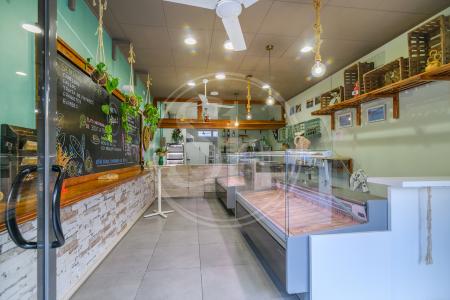 Commercial for sale in El Prat de Llobregat Traspaso Negocio En Calle Rector Farres Poch