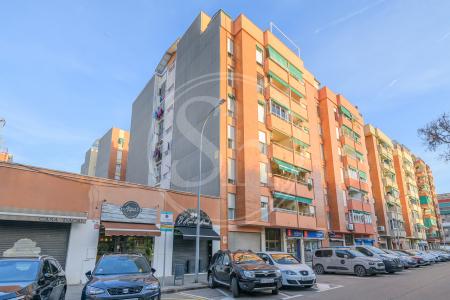 Commercial for sale in El Prat de Llobregat Traspaso Negocio En Calle Rector Farres Poch