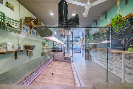 Commercial for sale in El Prat de Llobregat Traspaso Negocio En Calle Rector Farres Poch