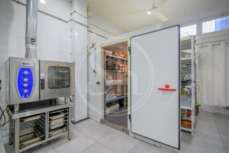 Commercial for sale in El Prat de Llobregat Traspaso Negocio En Calle Rector Farres Poch