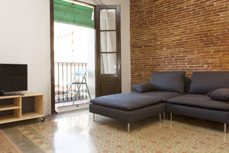 Un grand loft avec balcon