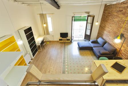 Un grand loft avec balcon