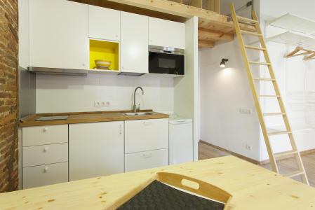Un grand loft avec balcon