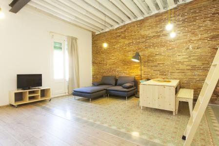 Un grand loft avec balcon