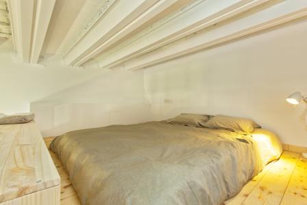 Un grand loft avec balcon