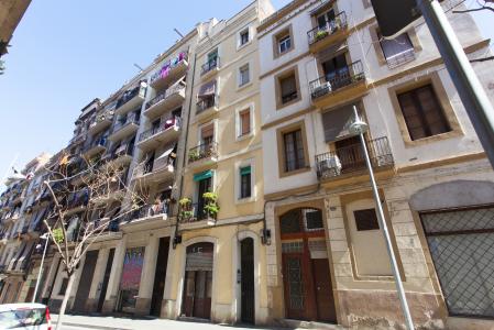 Un grand loft avec balcon