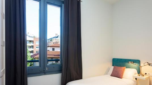 Apartamento en alquiler temporal con dos habitaciones y terraza en Les Tres Torres