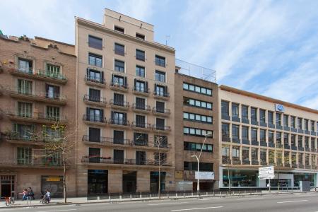 Appartamento con gran balcone in affitto in via Comte Urgell