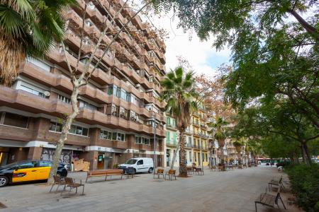 Amplio ático de alquiler en la Avenida Roma - Eixample