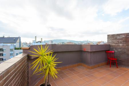 Amplio ático de alquiler en la Avenida Roma - Eixample