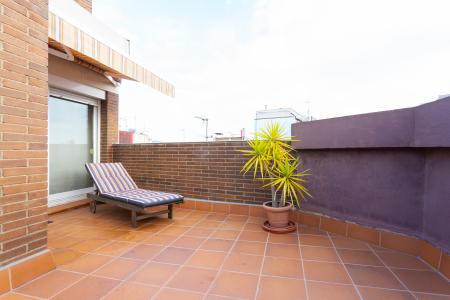 Amplio ático de alquiler en la Avenida Roma - Eixample